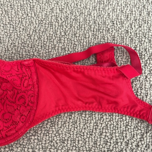 Vintage underwire bra. 34C. Adjustable straps. Elastic is stretchy. Red lace. - Picture 9 of 10